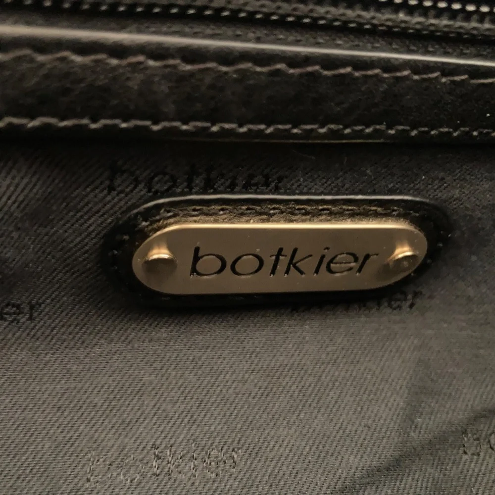 Elegant Black Leather Shoulder Bag with Gold Accents - Picture 6 of 14